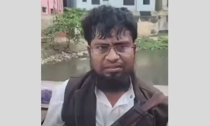 দানবাক্সের টাকা চুরির অভিযোগ, ভাইরাল সেই সিদ্দিককে হাতেনাতে ধরল জনগণ (ভিডিও)